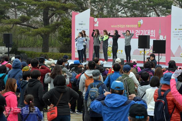 [저작권 한국일보]9일 서울 중구 남산 백범광장에서 열린 제456회 한국일보 거북이 마라톤 ‘오리고기 소비촉진을 위한 남산 걷기대회’에서 참가자들이 미스코리아와 함께 준비 운동을 하고 있다. 2016.04.09 신상순 선임기자ssshin@hankookilbo.com /2016-04-09(한국일보)