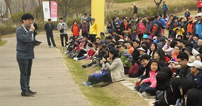 개그맨 정성한씨가 제456회 한국일보 거북이마라톤 참가자들과 함께 흥겨운 여흥이벤트를 진행하고 있다. /2016-04-14(한국일보)