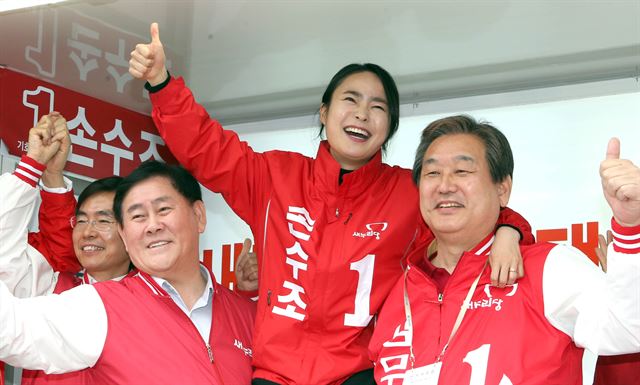 새누리당 김무성 대표와 최경환 의원이 3일 부산 사상구 유세현장에서 손수조 후보를 들어올리고 지지를 호소하고 있다. 연합뉴스