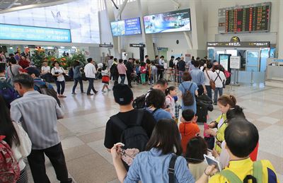 서울 강서구 김포공항 청사가 여행객으로 가득하다. 한국일보 자료사진