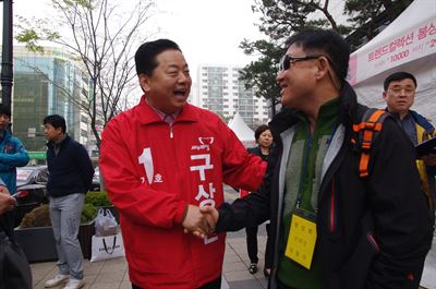 서울 강서갑 구상찬 새누리당 후보가 10일 오전 서울 강서구 등촌동 한 백화점 앞에서 한 유권자들 붙들고 지지를 호소하고 있다.