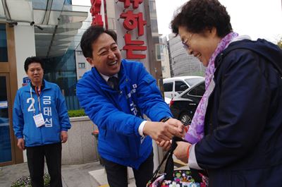 서울 강서갑 금태섭 더불어민주당 후보가 10일 오전 서울 강서구 화곡동 한 교회 앞에서 한 유권자들 붙들고 지지를 호소하고 있다.