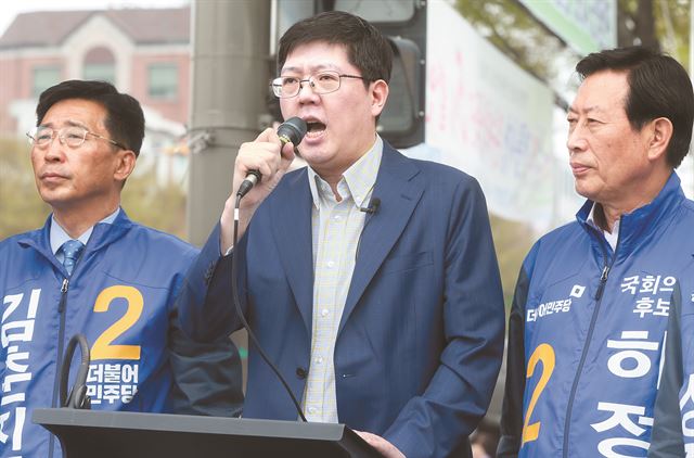 6일 오전 전북 전주시 덕진구 모래내시장 사거리에서 열린 전북후보 합동유세에서 김홍걸 더민주 국민통합위원장이 발언하고 있다. 전주=연합뉴스