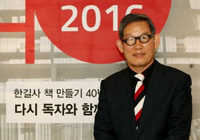 김언호 한길사 대표가 11일 서울 프레스센터에서 열린 간담회에서 자신의 책 ‘세계서점기행’을 소개하고 있다. 연합뉴스