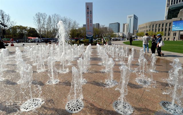 서울광장 분수대가 11일 가동을 시작, 본격적으로 운영됐다. 시민들이 시원한 물줄기를 바라보고 있다. 서재훈기자