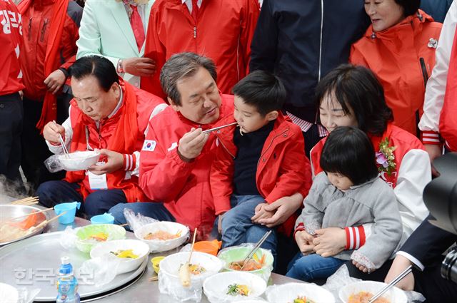 김무성 새누리당 대표가 11일 오후 자신의 지역구인 부산 중구 창선동 먹자골목에서 부인 최양옥 교수와 외손주들과 노점에서 점심을 먹고 있다. 부산=전혜원기자 iamjhw@hankookilbo.com