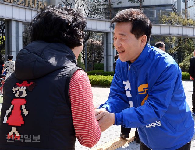 최명길(서울 송파을) 더불어민주당 후보가 11일 서울 송파구 잠실동 한 아파트 단지 앞에서 주민들과 인사하며 지지를 호소하고 있다. 고영권 기자 youngkoh@hankookilbo.com