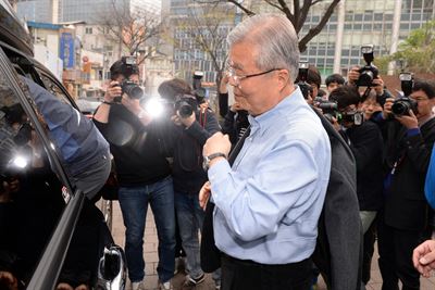 김종인 더불어민주당 비상상대책위 대표가 10일 오전 서울 중구 명동성당 앞에서 당유세 점퍼를 벗고 정장 재킷으로 갈아입고 있다. 배우한 기자