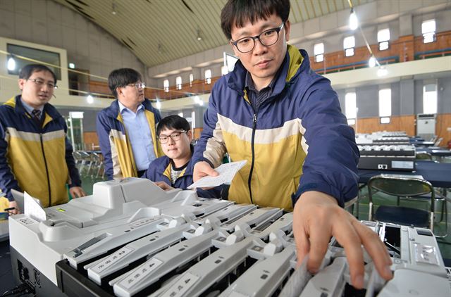 경기도선거관리위원회 직원들이 20대 총선을 이틀 앞둔 11일 경기도 수원시 효원고등학교에 마련된 개표소에서 투표용지 분류기를 점검하고 있다. 수원=뉴스1