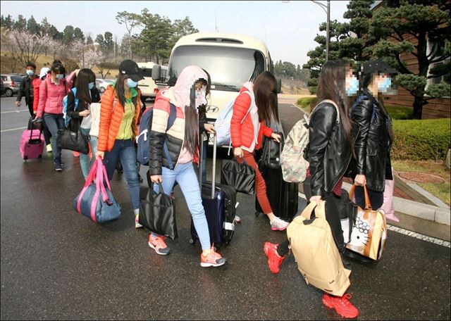 중국 저장성 닝보의 식당에서 일하다 집단 탈북한 북한 주민 13명이 지난 7일 인천공항을 통해 입국해 국내 모처로 향하고 있다. 통일부제공