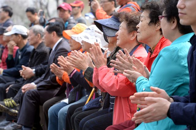 10일 오전 서울 광진구 어린이대공원 앞에서 한 정당의 유세 연설을 시민들이 듣고 있다. 배우한 기자 bwh3140@hankookilbo.com