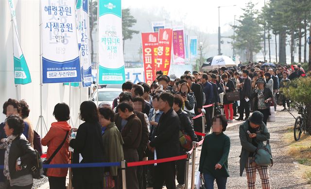 지난 8일 경기 수원시의 한 노인복지주택 견본주택을 찾은 인파가 길게 줄을 서 있다. 빠른 고령화로 노인주택에 대한 수요가 급증하고 있다. 연합뉴스