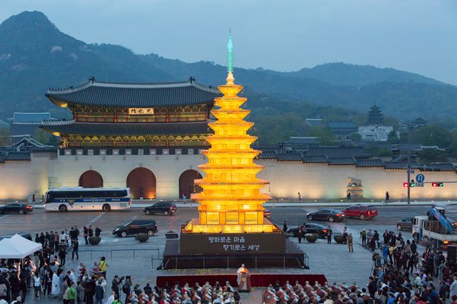 오는 20일 서울 광화문 광장에서 불을 밝히는 사사자 삼층석탑등. 전통 한지로 제작됐으며 네 마리 사자가 탑을 받드는 모습을 재현했다. 사진은 지난해 점등식 모습. 연등회보존위원회 제공