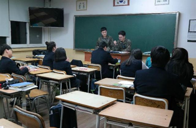 경남 진주 진양고에서 매주 목요일에 진행하고 있는 '월아공부방'에서 공군 장병들이 학생들에게 수업을 하고 있다. 진양고 제공