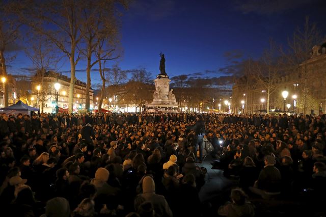 11일(현지시간) 프랑스 파리의 공화국광장에서 노동법 개정안에 반대하는 'Nuit debout(밤샘)' 시위 지지자들이 모여 앉아 토론을 하고 있다. 로이터 뉴스1