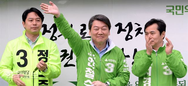 국민의당 안철수 대표가 12일 오전 서울 성동구 금남시장을 찾아 정호준 후보(중구성동구을)와 서경선 후보(중구성동구갑)에 대한 지원유세를 하고 있다. 서재훈기자