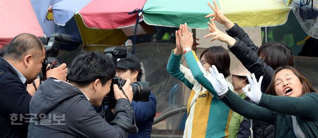 국민의당 안철수 대표가 12일 오전 서울 성동구 금남시장을 찾아 정호준 후보(중구성동구을)와 서경선 후보(중구성동구갑)에 대한 지원유세 도중 지지자들이 정 후보를 외치고 있다. 서재훈기자