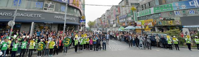 국민의당 안철수 대표가 12일 오후 경기도 안산시 상록구 세반사거리에서 열린 안산후보 합동유세에 참석해 시민들에게 지지를 호소하자 시민들이 이름을 외치고 있다. 서재훈기자 spring@hankookilbo.com