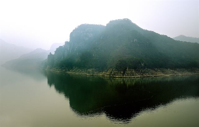 충북 제천 수산면 충주호 호반에 위치한 옥순봉