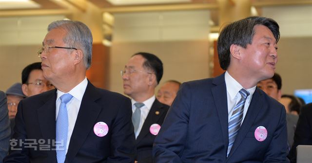 [저작권 한국일보]고개돌린 김종인,안철수 대표.제20대국회의원 선거일인 13일 오전 서울 용산 백범기념관에서 열린 제97주년 대한민국 임시정부 수립 기념식에 참석한 김종인 더불어민주당 대표와 안철수 국민의 당 대표가 다른곳을 쳐다 보고 있다2016.04.013신상순 선임기자ssshin@hankookilbo.com /2016-04-13(한국일보)