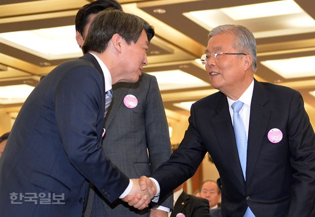 [저작권 한국일보]악수는 하지만.제20대국회의원 선거일인 13일 오전 서울 용산 백범기념관에서 열린 제97주년 대한민국 임시정부 수립 기념식에 참석한 김종인 더불어민주당 대표와 안철수 국민의 당 대표가 악수 하고 있다2016.04.013신상순 선임기자ssshin@hankookilbo.com /2016-04-13(한국일보)