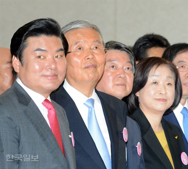 [저작권 한국일보]오늘밤 누가 웃고 누가 울까?.제20대국회의원 선거일인 13일 오전 서울 용산 백범기념관에서 열린 제97주년 대한민국 임시정부 수립 기념식에 참석한 원유철 새누리당 원내대표,김종인 더불어민주당 대표,안철수 국민의 당 대표,심상정 정의당대표가 기념공연을 보고 있다.2016.04.013신상순 선임기자ssshin@hankookilbo.com /2016-04-13(한국일보)