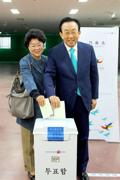 김관용 경북도지사가 부인 김춘희 여사와 함께 안동 중앙고등학교에 마련된 투표소에서 투표를 하고 있다. 안동시 제공