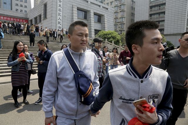 13일 중국 허난성 창샤에서 동성 간 결혼 증명서 발급을 거부한 시 공무원의 처분을 무효화시켜 달라는 재판이 열렸으나 기각된 가운데 소송을 제기한 쑨원린과 후밍량이 법원을 떠나고 있다. AP 연합뉴스