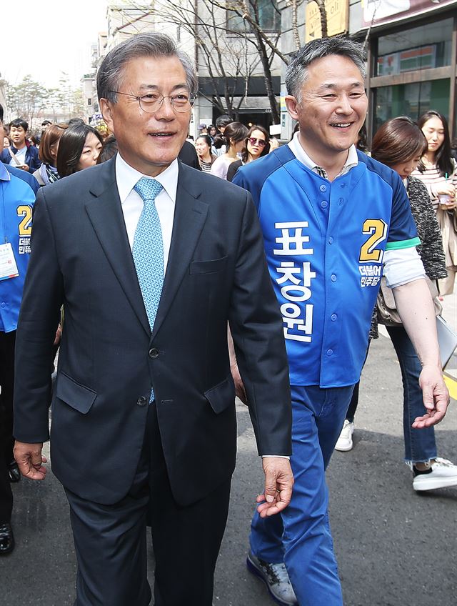 지난 6일 오전 경기 용인 보정동에서 더불어민주당 문재인 전 대표가 용인정 표창원 후보 지원유세를 하고 있다. 연합뉴스