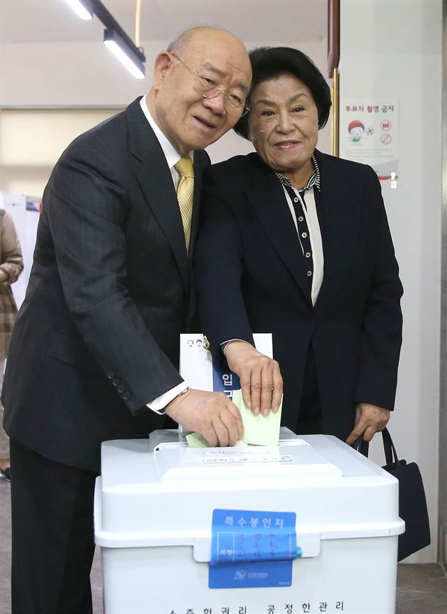 전두환 전 대통령 내외가 13일 오전 서울 서대문구 연희동 연희동주민센터에 마련된 연희동제1투표소에서 제20대 국회의원 총선거 투표를 하고 있다. 연합뉴스