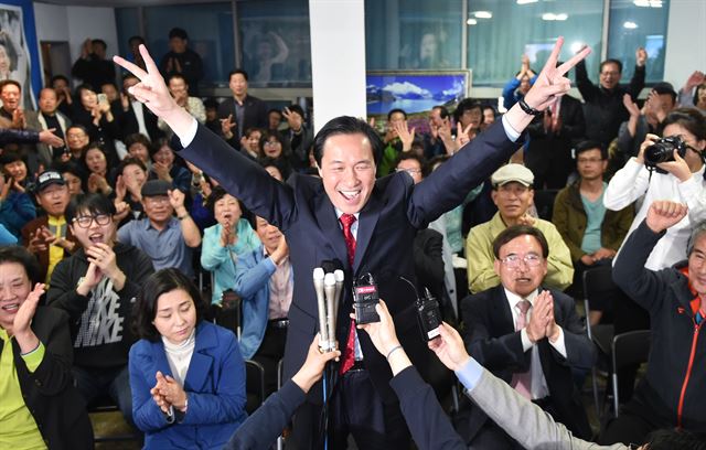 우상호(서대문갑) 더불어민주당 후보가 13일 밤 서울 서대문구 연희동 선거사무실에서 당선이 확실시되자 지지자들의 환호 속에 ‘V자’를 그리며 기뻐하고 있다. 뉴시스