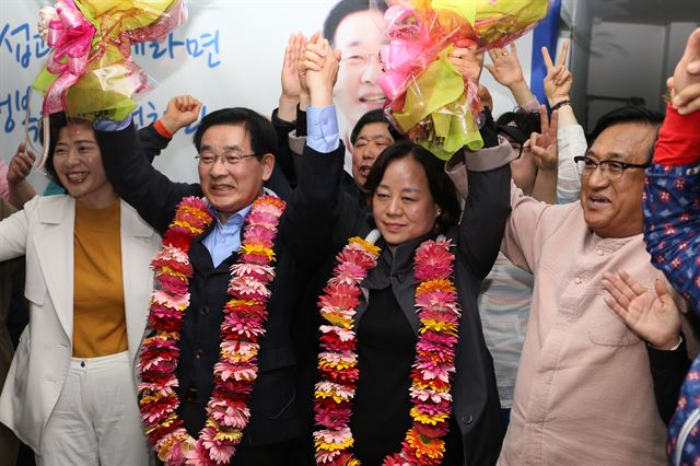 충북 진천군수에 당선된 송기섭(59ㆍ왼쪽에서 두 번째)후보가 지지자들과 함께 당선의 기쁨을 나누고 있다. 뉴시스 제공