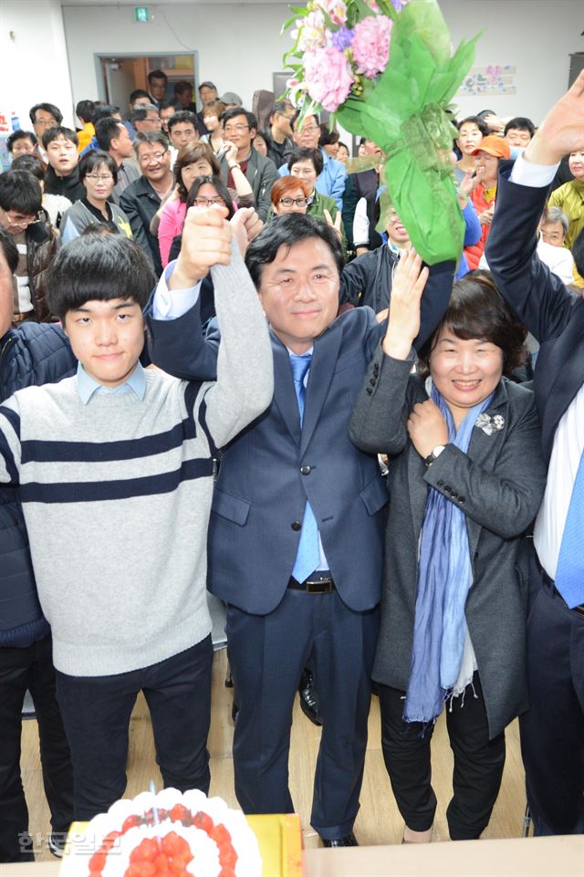 [저작권 한국일보] 부산 부산진구갑에 출마한 더불어민주당 김영춘 후보가 13일 저녁 자신의 당선이 확실시 되자 아내 및 아들 준현군과 손을 흔들고 있다. 부산=전혜원 기자 iamjhw@hankookilbo.com