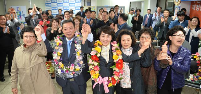 제20대 국회의원선거 수원갑 더불어민주당 이찬열 당선자가 13일 오후 경기 수원시 장안구 선거사무소에서 지지자들과 기뻐하고 있다. 뉴스1