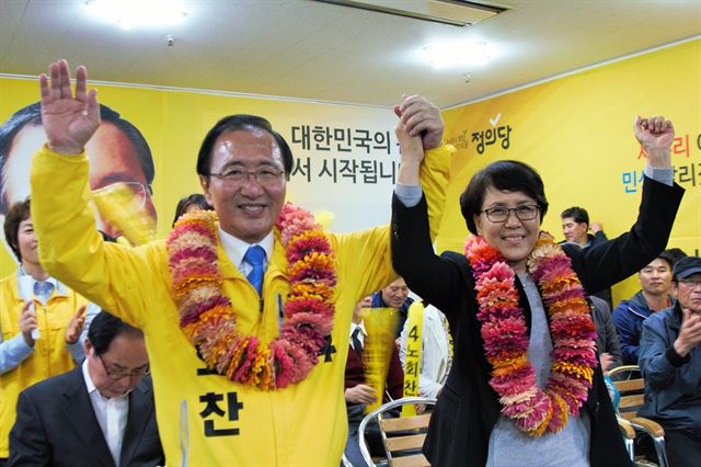 20대 총선 창원성산에서 3선에 성공한 정의당 노회찬 당선자가 부인 김지선씨와 함께 환호하고 있다. 뉴스1