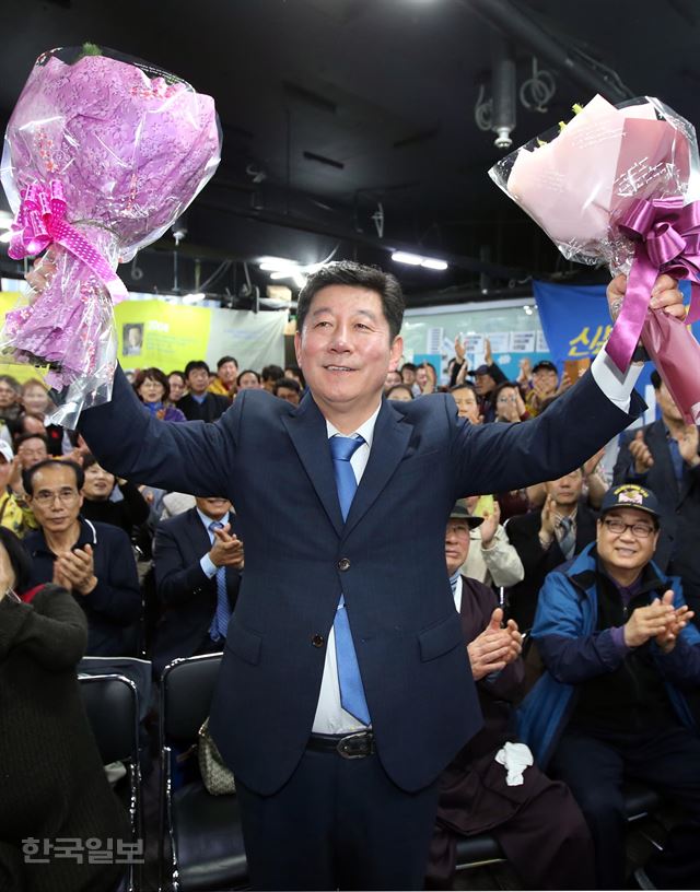 [저작권 한국일보] 부산 남구을에 출마한 박재호 더불어민주당 후보가 13일 저녁 자신의 선거사무소에서 당선이 확실시 되자 지지자들의 환호를 받으며 손을 흔들고 있다. 부산=전혜원기자 iamjhw@hankookilbo.com