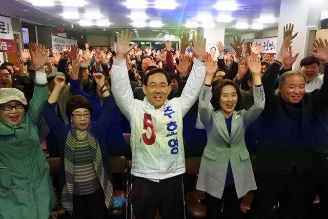 대구 수성을 무소속 주호영 당선자가 지지자들과 개표 방송을 지켜보다 당선이 확실해지자 만세를 부르며 기뻐하고 있다. 배유미기자 yum@hankookilbo.com