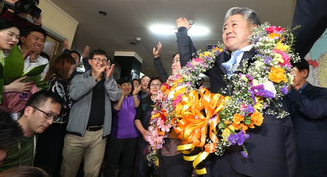 제주시을 더불어민주당 오영훈 후보가 14일 오전 당선이 확실시되자 자신의 선거사무소에서 지지자들의 축하를 받고 있다. 연합뉴스.