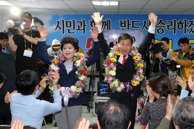 동해·삼척 선거구 무소속 이철규 후보가 당선이 확정되자 자신의 선거사무소에서 부인 김희경 씨와 함께 손을 들어 환호하고 있다. 연합뉴스