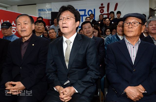 [유승민4] [저작권 한국일보]유승민 대구 동구을 무소속 후보가 13일 개표방송을 시청하고 있다.대구=고영권 기자 youngkoh@hankookilbo.com