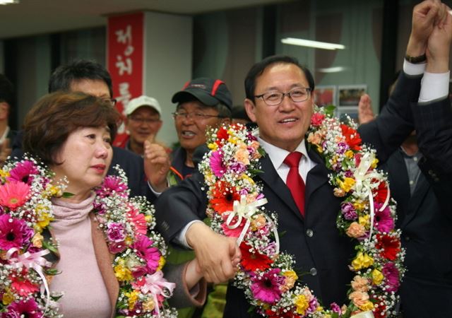 4·13 총선 인천 부평갑 선거구에서 당선된 새누리당 정유섭 후보가 환호하고 있다. 연합뉴스