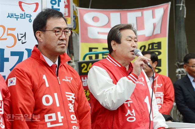 김무성 새누리당 대표가 4일 오후 김해 사상구 내외동 이만기(김해을) 후보 유세장에서 지지를 호소하고 있다. 김해=전혜원기자 iamjhw@hankookilbo.com