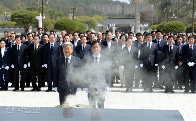 20대 국회의원 총선 광주지역에서 당선된 천정배 국민의당 공동대표를 비롯한 당선자들이 14일 오후 광주광역시 북구 운정동 국립 5·18민주묘역을 찾아 헌화와 분향을 하고 있다. 서재훈기자