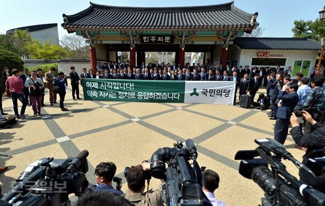 20대 국회의원 총선 광주지역에서 당선된 천정배 국민의당 공동대표를 비롯한 당선자들이 14일 오후 광주광역시 북구 운정동 국립 5·18민주묘역을 찾아 분향을 마치고 기자회견을 하고 있다. 서재훈기자