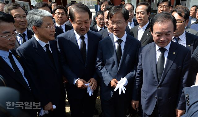 20대 국회의원 총선 광주지역에서 당선된 천정배 국민의당 공동대표를 비롯한 당선자들이 14일 오후 광주광역시 북구 운정동 국립 5·18민주묘역을 찾아 분향을 마치고 나서며 이야기를 나누고 있다. 서재훈기자 spring@hankookilbo.com