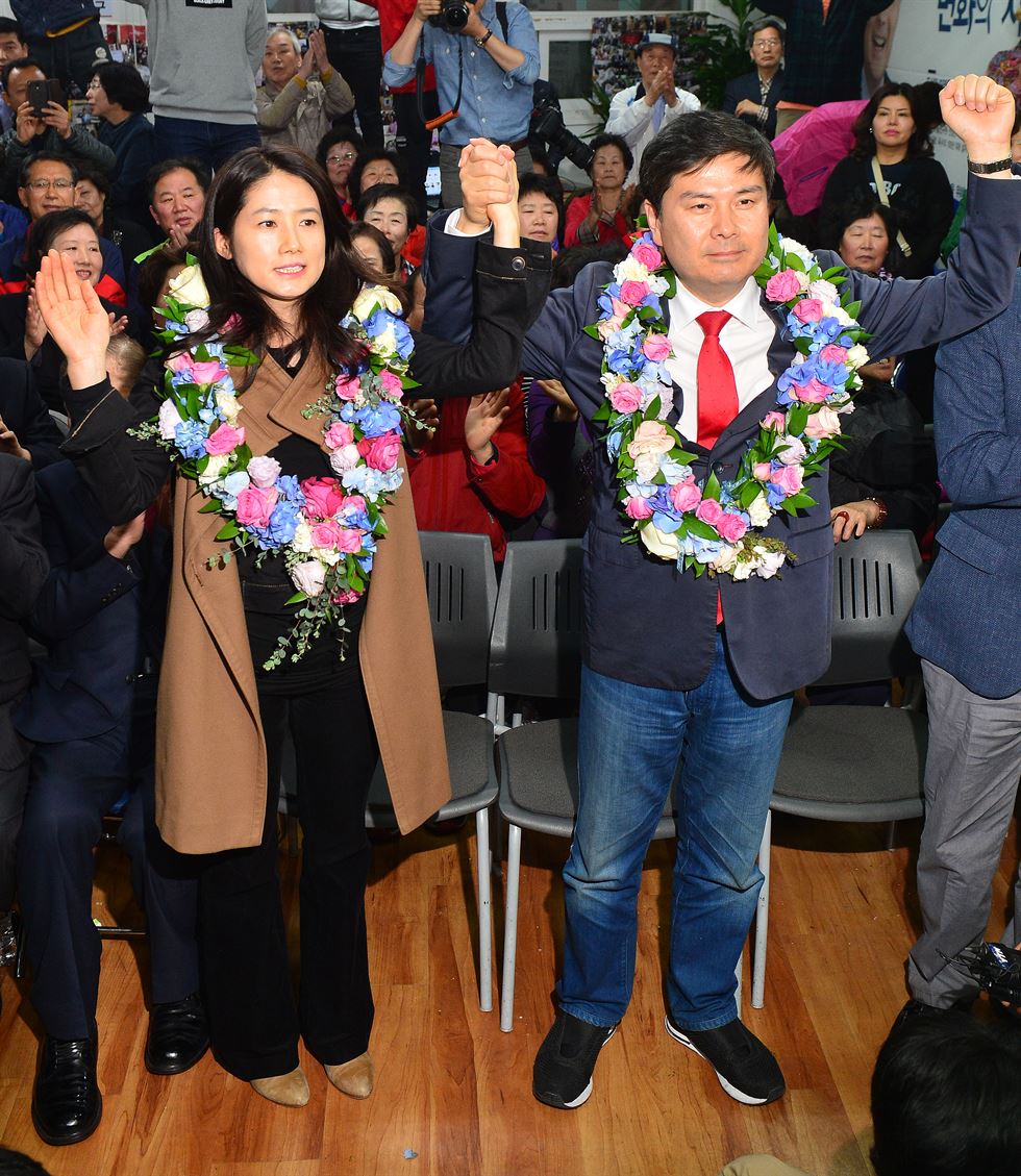 송일국은 어머니 김을동의 낙선을 지켜봐야 만 했다. 한국일보 자료사진