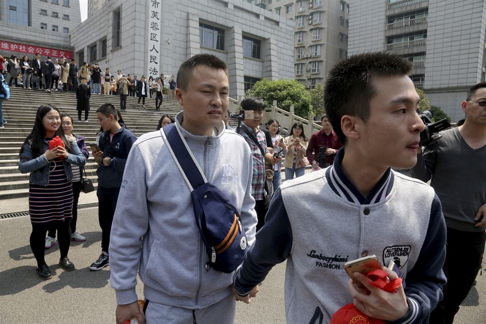 중국에서 처음으로 동성결혼 허용을 요구하는 소송을 낸 쑨원린(오른쪽)씨와 후밍량씨가 지난 13일 패소 판결을 받은 뒤 법원을 나서고 있다. 창사=APㆍ연합뉴스