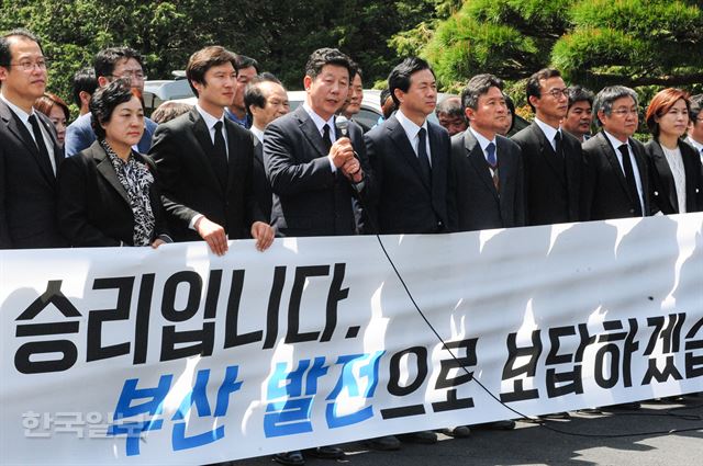 새누리당 텃밭인 부산에서 당선된 더불어민주당 김해영(왼쪽 세번째부터), 박재호, 김영춘, 최인호, 전재수 후보와 시당 관계자들이 14일 부산 중구 충혼탑을 참배한 뒤 향후 활동 계획을 밝히는 기자회견을 갖고 있다. 부산=전혜원 기자 iamjhw@hankookilbo.com