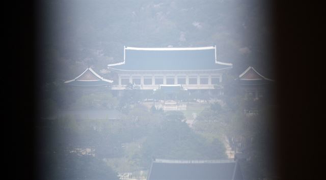 청와대가 제20대 총선에서 여당이 최악의 참패를 당한 충격에서 쉽게 벗어나지 못하고 있다. 뉴시스