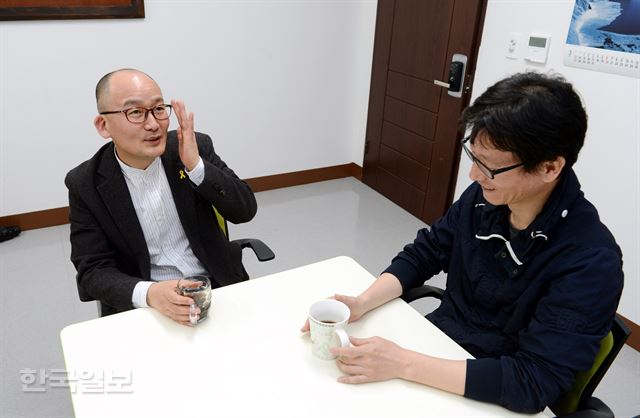 이수광(왼쪽) 부장과 엄기호씨가 경기도교육연구원 연구실에서 대화하고 있다. 수원=홍인기기자 hongik@hankookilbo.com